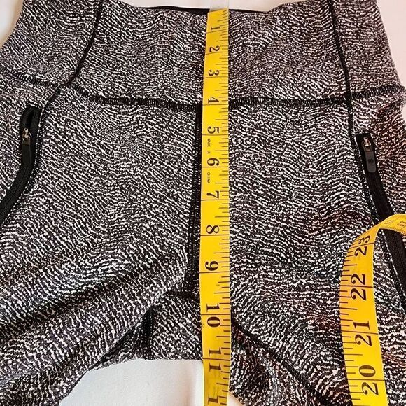 Lululemon Run It Out Tight Power Luxtreme Ripple Jacquard Black White Size 4 D7 - Picture 14 of 15